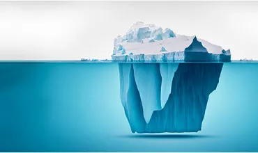 Iceberg flutuando no oceano, com parte submersa visível.