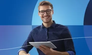 Banner promocional para os Guias de Salários 2026 com um homem sorridente.