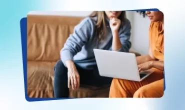 Imagem promocional da publicação «Talent Trends 2026», na qual aparecem duas mulheres a apontar para o ecrã de um computador
