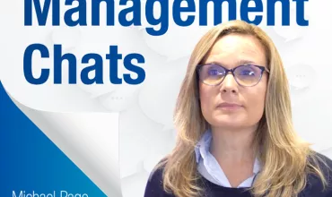 Mulher em frente a texto 'Management Chats'.