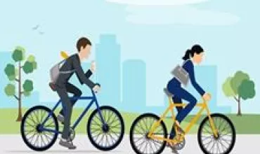 Duas pessoas andando de bicicleta em um parque.