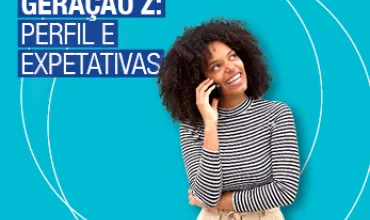 Jovem sorrindo ao telefone, fundo azul claro. Texto: Geração Z: Perfil e Expectativas.
