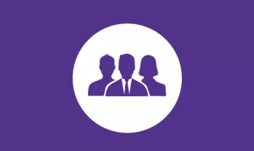 Ícone de três silhuetas humanas em fundo roxo.