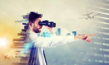 Homem usando binóculos aponta para o horizonte com aviões ao fundo.