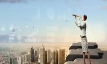 Mulher de terno olhando a cidade com telescópio.