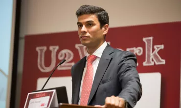 Homem em traje formal falando em um púlpito
