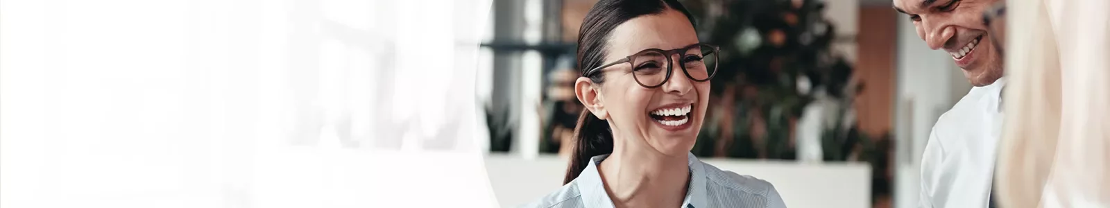 Mulher sorrindo em um ambiente de escritório.