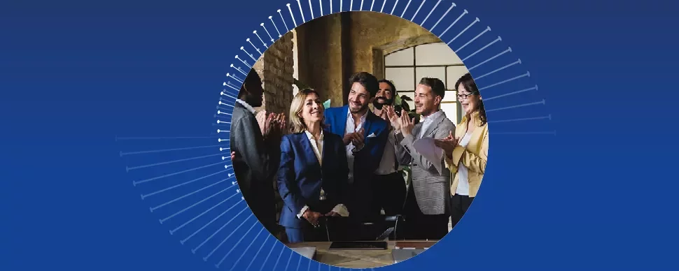 Grupo de pessoas em reunião de negócios, sorrindo e aplaudindo.
