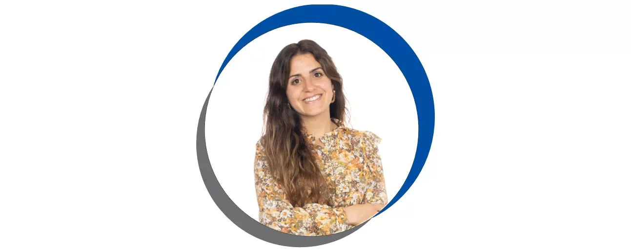 Mulher sorrindo com cabelo castanho, fundo branco, círculo azul e cinza