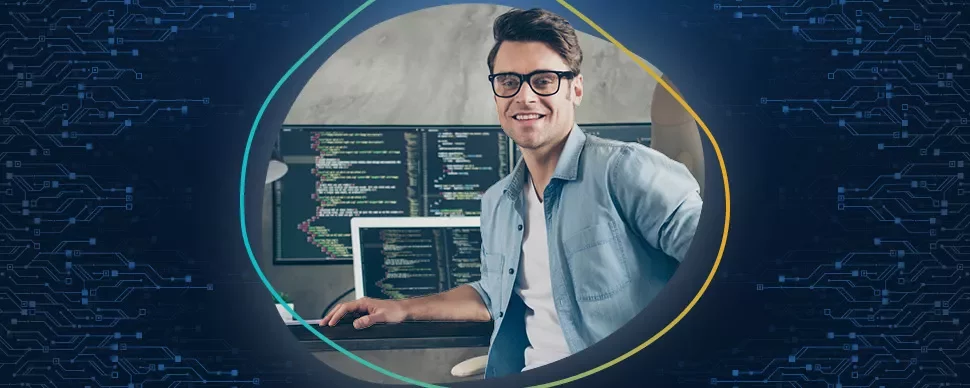 Homem usando óculos trabalhando em um computador com código na tela.