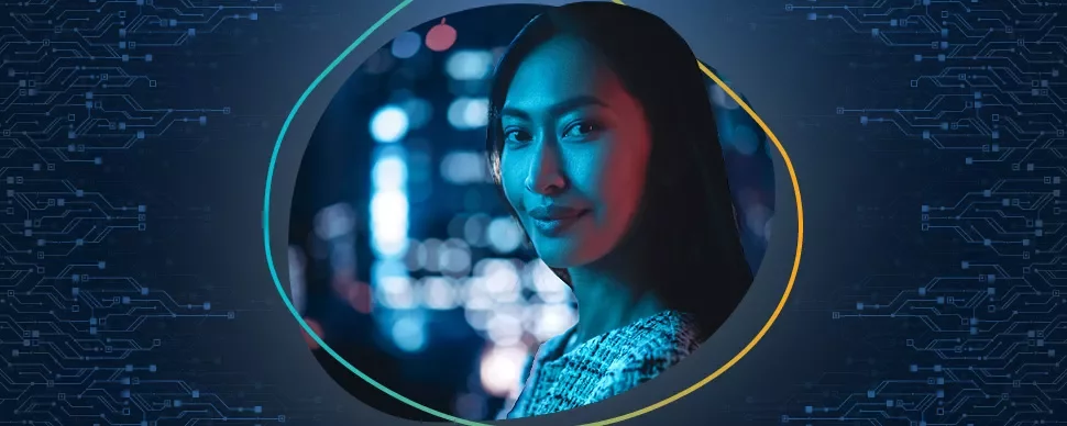 Mulher sorrindo com fundo urbano iluminado.