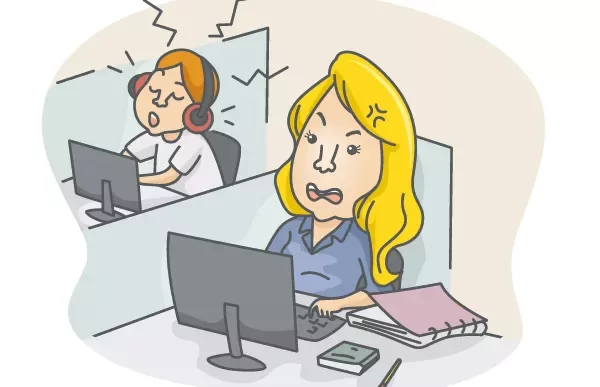 Mulher loira irritada com som alto de colega usando fones de ouvido.