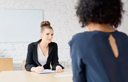 Mulheres em reunião de negócios em um escritório moderno.