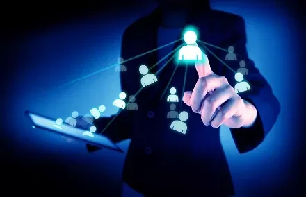 Pessoa tocando ícones de avatares em uma tela digital azul.