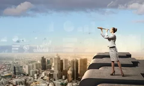 Mulher em roupa formal olhando através de telescópio em telhado alto de arranha-céus.